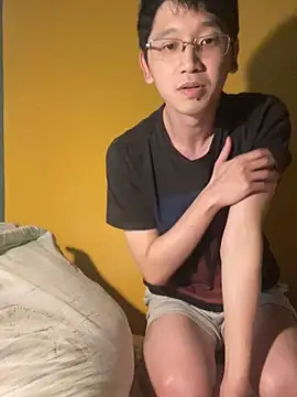 NerdyAsian1701 online show from November 5, 2025, 3:06 am