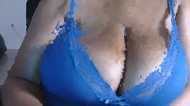 TheeBustiestBella online show from November 3, 2025, 9:10 am