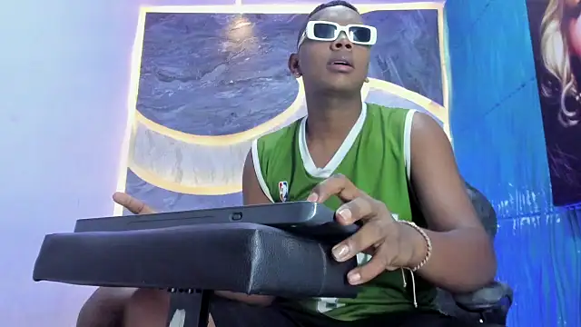 the hot boy0 online show from November 6, 2025, 12:28 pm