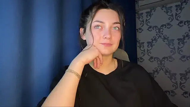 TwotyBright online show from November 25, 2025, 4:18 pm