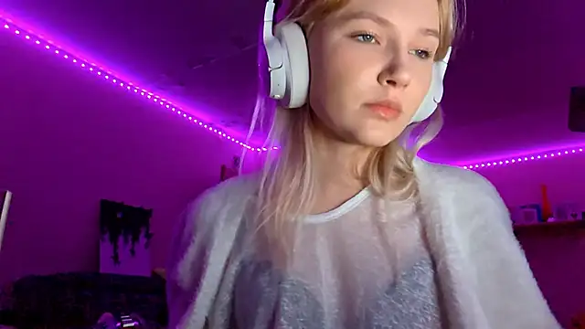 KarinRobertson online show from November 12, 2025, 5:24 pm