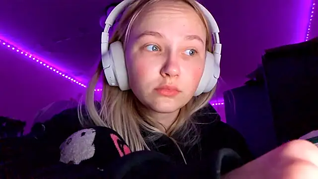 KarinRobertson online show from December 3, 2025, 4:16 pm