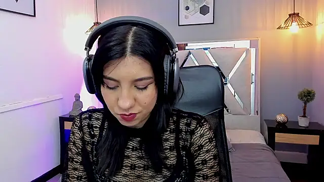 zoe-moreau online show from April 13, 2026, 7:19 pm