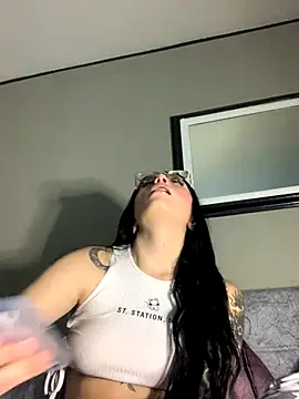 Naomii2 online show from November 3, 2025, 3:08 am