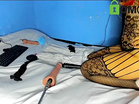 cristalsolei online show from April 16, 2026, 8:20 pm