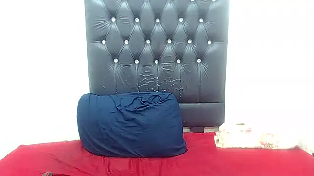 AUGUSTBLOOMxx online show from March 22, 2026, 4:27 am