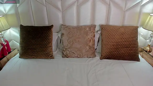 Bella  carther online show from November 10, 2025, 2:27 pm