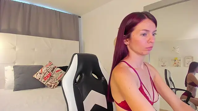 Emi Rosee online show from December 18, 2025, 12:22 pm