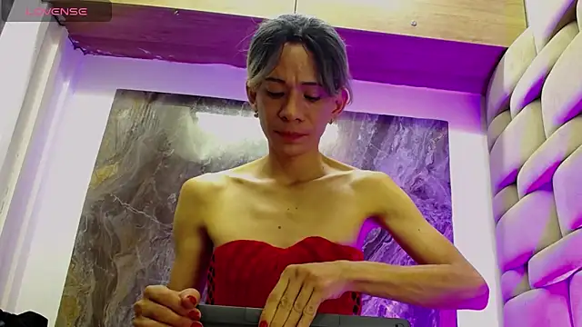 Caitlyn-Joness  online show from November 19, 2025, 12:05 pm