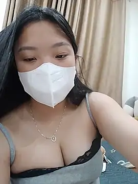 linh-xinh18 online show from July 13, 2026, 1:47 pm