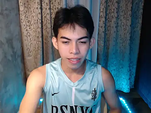 Urhotsilverboy online show from December 19, 2025, 2:13 pm