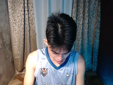 Snapshot of Urhotsilverboy chatting on February 13, 2026, 7:54 pm Urhotsilverboy online show from February 13, 2026, 7:54 pm