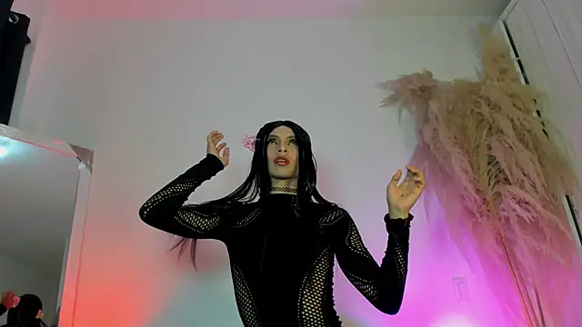 Dominique Rae online show from November 21, 2025, 2:38 pm