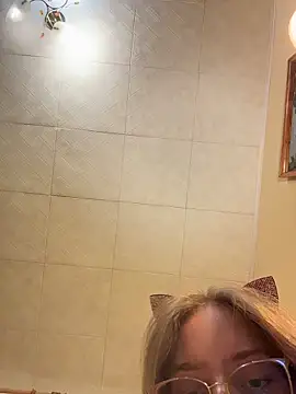 Snapshot of EveLunny chatting on February 16, 2026, 11:34 pm EveLunny online show from February 16, 2026, 11:34 pm