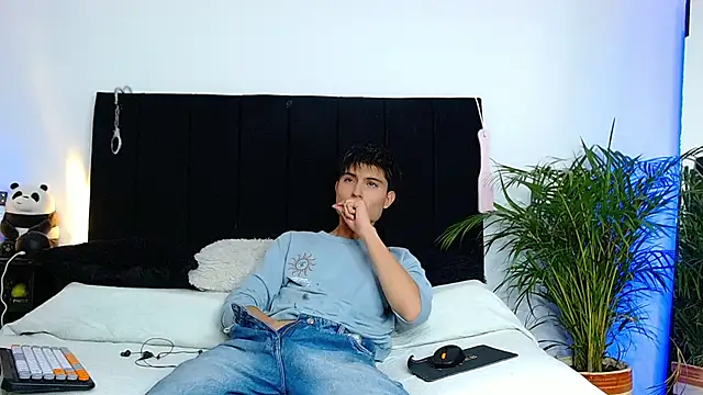 thomasbennett  online show from November 6, 2025, 11:04 pm