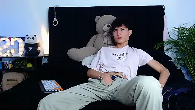 thomasbennett  online show from November 7, 2025, 6:08 pm