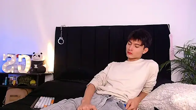 thomasbennett  online show from November 8, 2025, 11:54 am