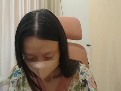 Lil-Cherries online show from April 4, 2026, 3:49 am