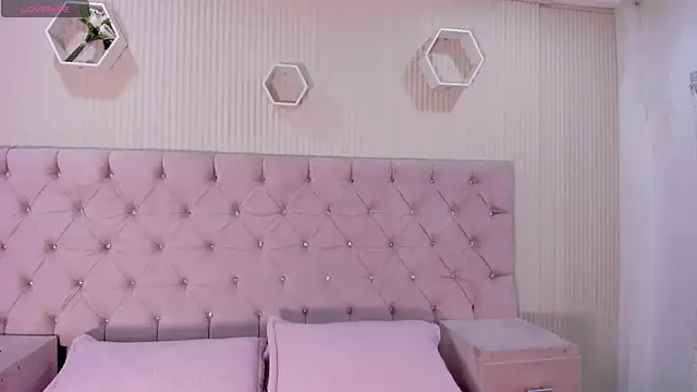 ZarinaWynne online show from June 25, 2026, 2:32 pm