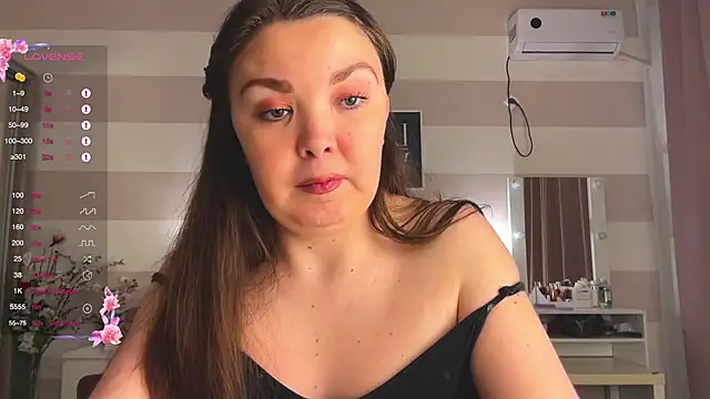 liliaMaivis online show from November 12, 2025, 6:19 pm