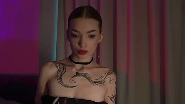 LinaaVelle online show from May 15, 2026, 1:01 am