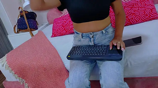 NicoletCherry   online show from November 18, 2025, 7:29 pm