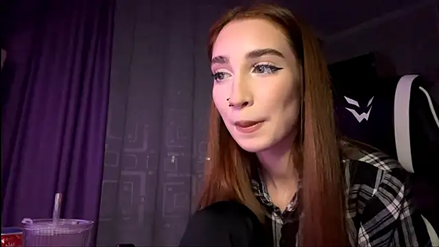 HollyPaw online show from November 17, 2025, 6:35 pm