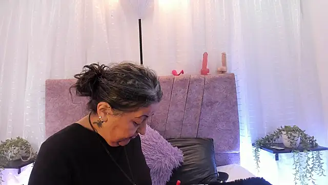 Snapshot of Victoriaa_Anderson chatting on April 1, 2026, 2:14 pm Victoriaa Anderson online show from April 1, 2026, 2:14 pm