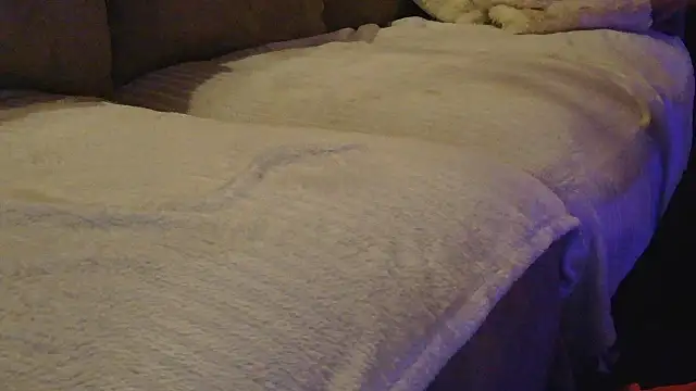 lorenarowena online show from February 9, 2026, 8:24 pm