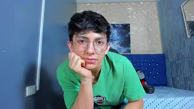 Snapshot of ElanGiraldo chatting on July 4, 2026, 10:49 pm ElanGiraldo online show from July 4, 2026, 10:49 pm