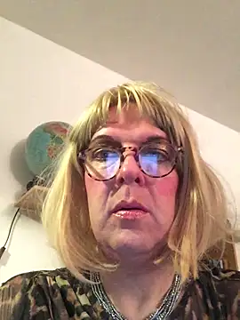 Snapshot of simone_xdressing chatting on October 29, 2025, 7:59 pm simone xdressing online show from October 29, 2025, 7:59 pm