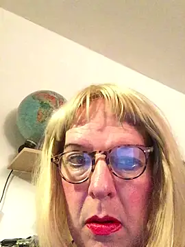 Snapshot of simone_xdressing chatting on November 8, 2025, 1:28 am simone xdressing online show from November 8, 2025, 1:28 am