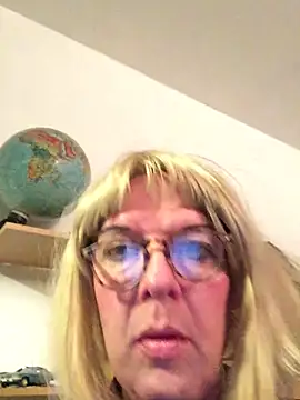 Snapshot of simone_xdressing chatting on November 10, 2025, 12:42 am simone xdressing online show from November 10, 2025, 12:42 am