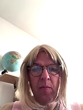 simone xdressing online show from November 26, 2025, 2:18 pm