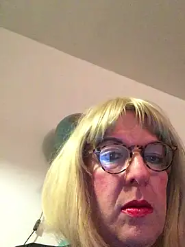 Snapshot of simone_xdressing chatting on April 3, 2026, 11:47 pm simone xdressing online show from April 3, 2026, 11:47 pm