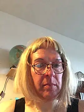 Snapshot of simone_xdressing chatting on April 12, 2026, 6:02 pm simone xdressing online show from April 12, 2026, 6:02 pm