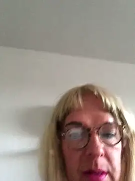 Snapshot of simone_xdressing chatting on April 19, 2026, 6:10 pm simone xdressing online show from April 19, 2026, 6:10 pm