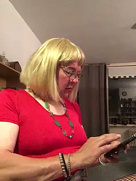 Snapshot of simone_xdressing chatting on June 16, 2026, 11:29 pm simone xdressing online show from June 16, 2026, 11:29 pm