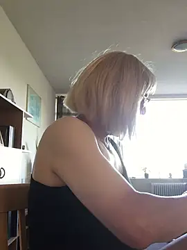 Snapshot of simone_xdressing chatting on July 1, 2026, 6:18 pm simone xdressing online show from July 1, 2026, 6:18 pm