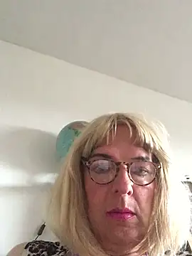 Snapshot of simone_xdressing chatting on July 12, 2026, 6:54 pm simone xdressing online show from July 12, 2026, 6:54 pm