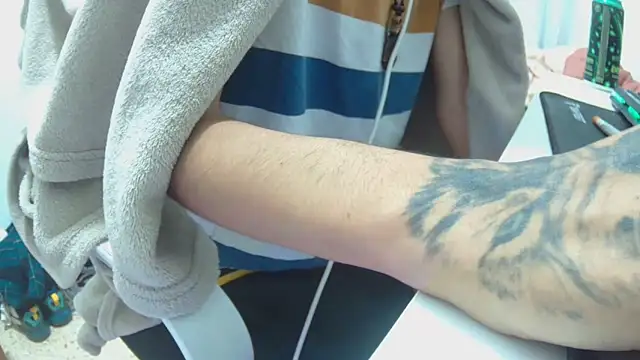 Calavera2001 online show from December 18, 2025, 11:55 pm