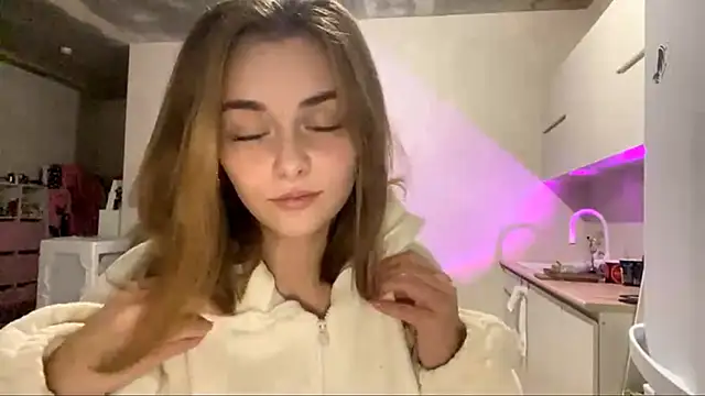 Snapshot of GeralynChiszar chatting on November 18, 2025, 8:13 pm GeralynChiszar online show from November 18, 2025, 8:13 pm