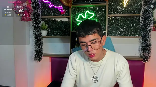 Snapshot of Cyrus_Wlaker chatting on November 15, 2025, 7:32 pm Cyrus Wlaker online show from November 15, 2025, 7:32 pm