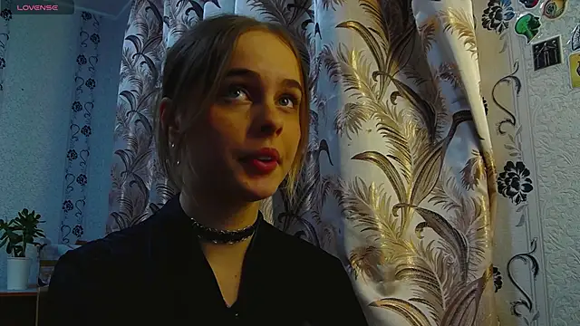 AlicaLOVEalisa777 online show from December 15, 2025, 4:55 pm