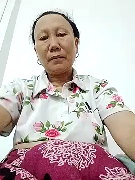 Snapshot of tomi-na chatting on November 19, 2025, 7:19 am tomi-na online show from November 19, 2025, 7:19 am