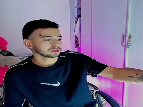 JohnE Medina online show from November 25, 2025, 4:40 pm