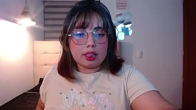 Snapshot of YiniBelle chatting on November 20, 2025, 3:28 am YiniBelle online show from November 20, 2025, 3:28 am