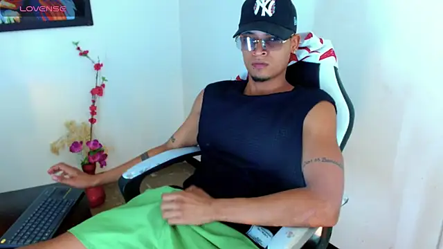 Snapshot of Isaacas_ chatting on November 12, 2025, 12:05 pm Isaacas online show from November 12, 2025, 12:05 pm