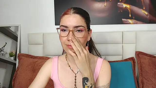 AriLumi online show from November 25, 2025, 7:47 pm