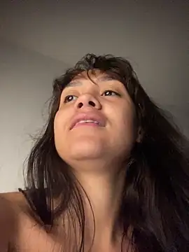 carolsapequinha online show from May 17, 2026, 1:40 pm